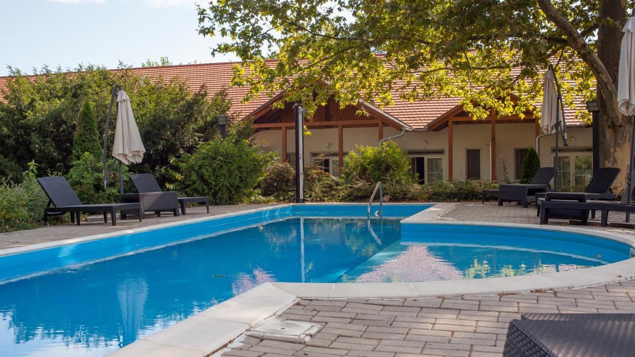 Hotel Platan Zamárdi Екстериор снимка