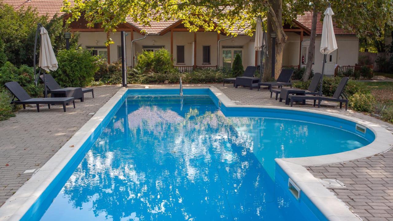 Hotel Platan Zamárdi Екстериор снимка