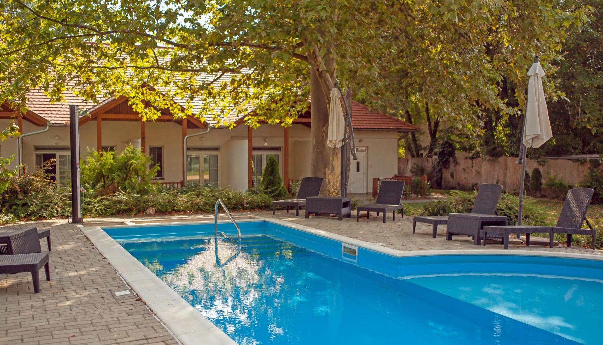 Hotel Platan Zamárdi Екстериор снимка