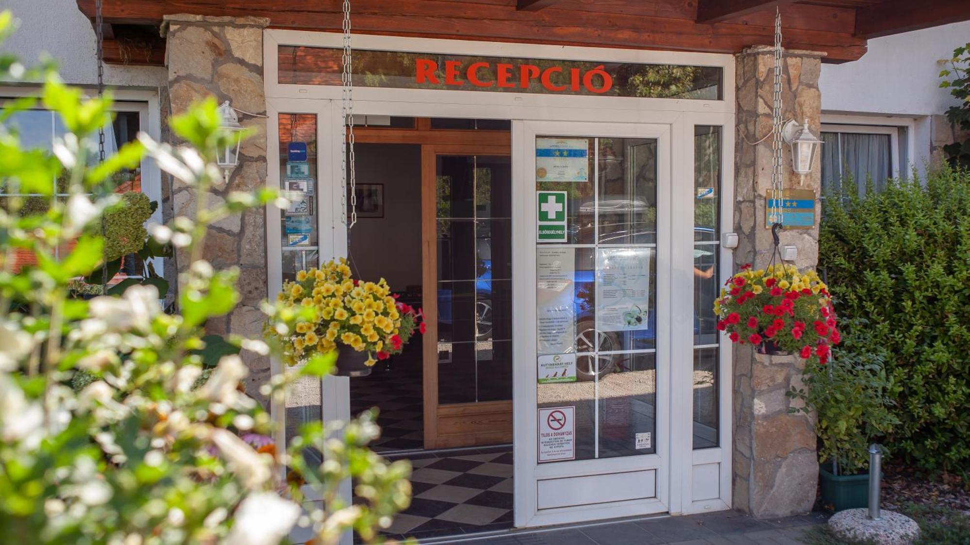 Hotel Platan Zamárdi Екстериор снимка