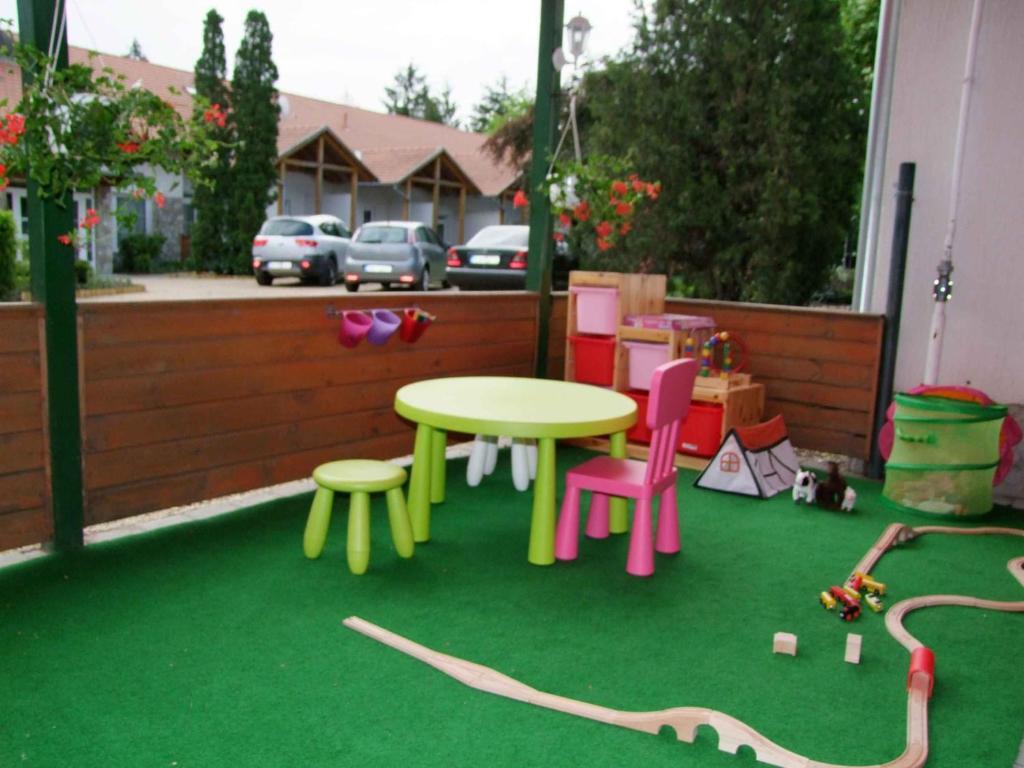Hotel Platan Zamárdi Екстериор снимка