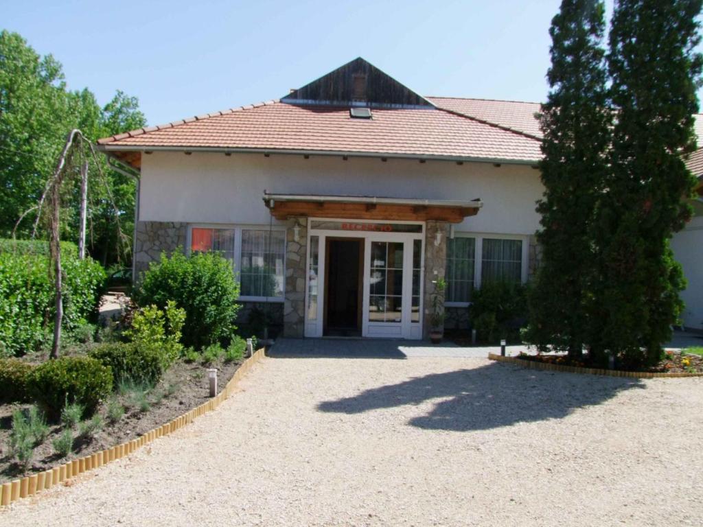 Hotel Platan Zamárdi Екстериор снимка