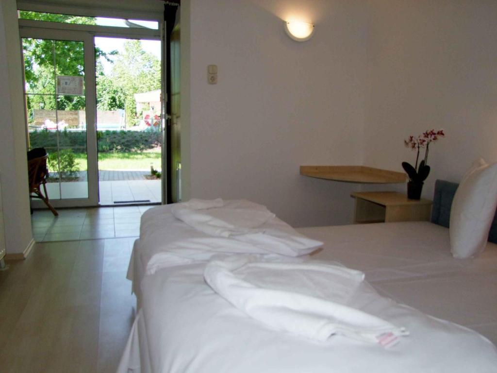 Hotel Platan Zamárdi Стая снимка