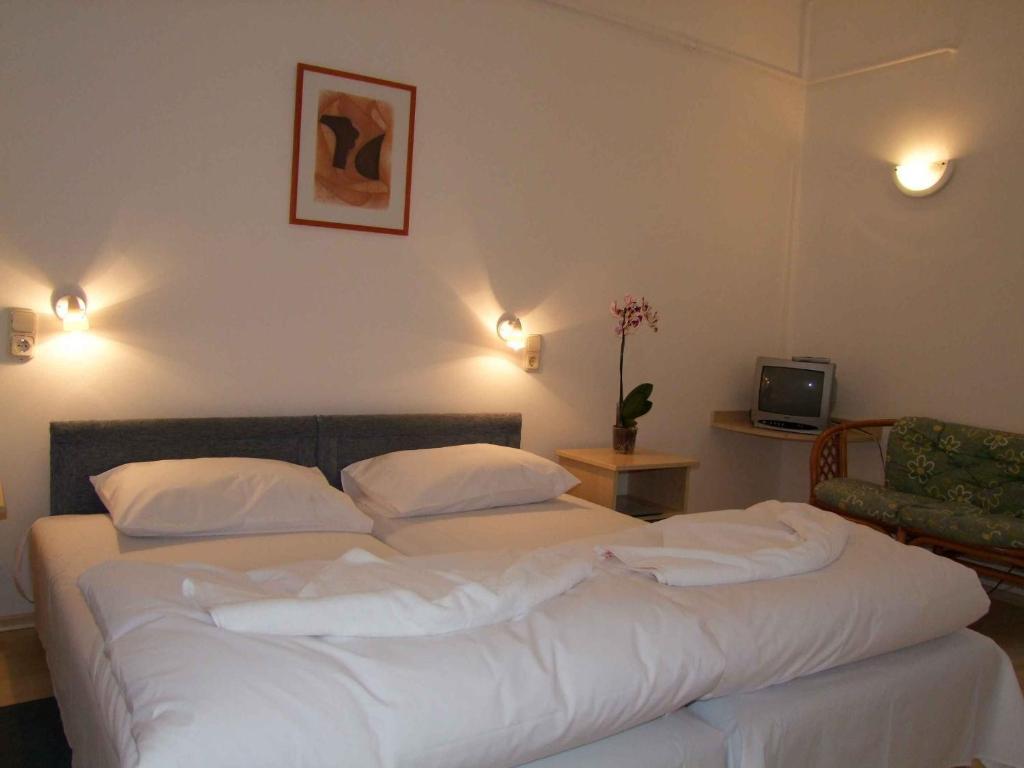 Hotel Platan Zamárdi Стая снимка