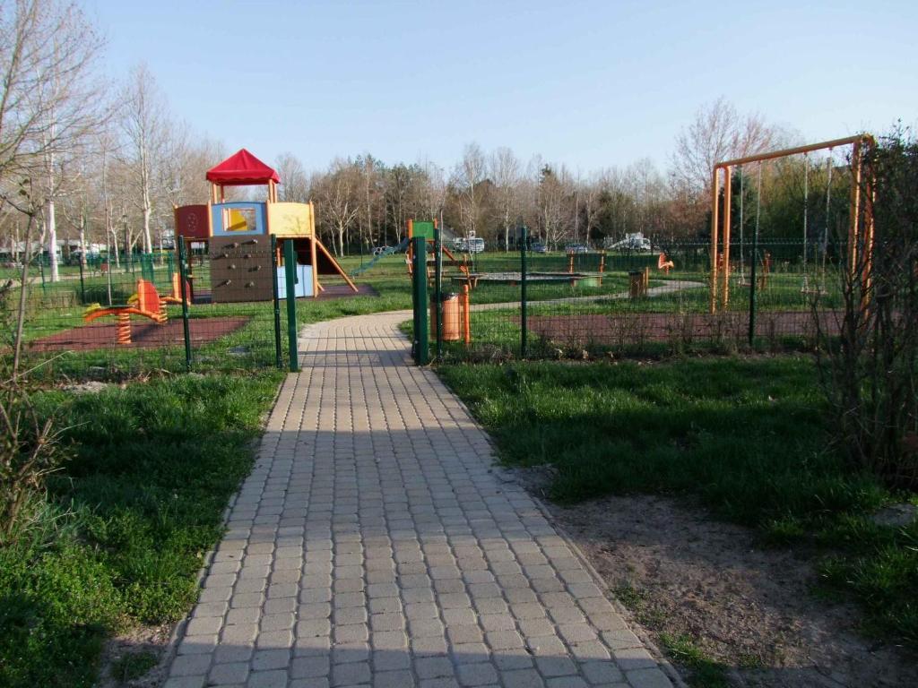 Hotel Platan Zamárdi Екстериор снимка